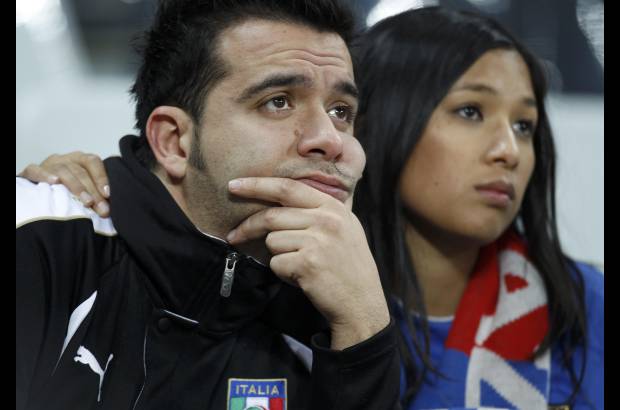 Reuters - Italia lució impotente y sin fútbol ante un rival que en el papel lucía como el más débil.