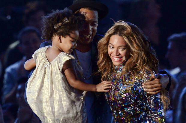 AFP - Marido e hija la acompa&#241;aron a recibir el Premio Michael Jackson al Video Vanguardia. Beyonce bes&#243; a Blue Ivy y tambi&#233;n a Jay Z, quien la llam&#243; &quot;la artista viva m&#225;s grande&quot;.