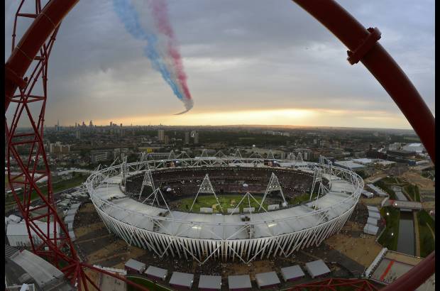 Reuters - Aviones de combate cruzaron el cielo del estadio dejando una estela blanca, roja y azul, los colores de la bandera brit&#225;nica.