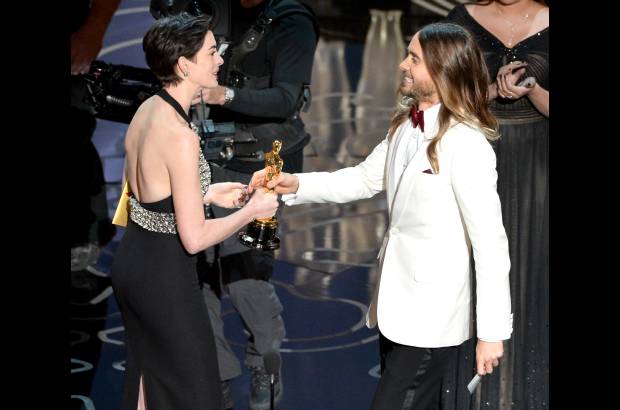 AFP - Anne Hathaway entrega el premio como Mejor Actor de Reparto a Jared Leto por El Club de los desahuciados.