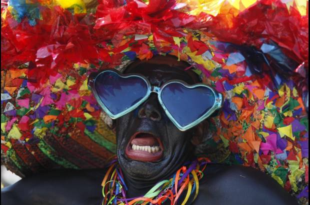 AP - Los visitantes, por otro lado, se disfrazan y gozan con la tradici&#243;n y sabor caribe&#241;a.