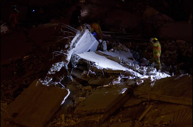 Esteban Vanegas - La torre seis del conjunto residencial Space se derrumb&#243; este s&#225;bado en la noche. El edificio de 22 pisos est&#225; ubicado en la carrera 24D con calle 10E, en la Loma del Padre Marianito.