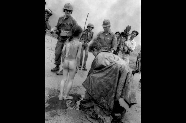AP - Despu&#233;s de tomar la famosa imagen el fotogr&#225;fo Nick Ut ayud&#243; a la peque&#241;a Kim Phuc.