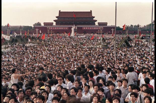 AFP - 2 de junio de 1989. Cientos de personas reunidas en torno a una r&#233;plica de la Estatua de la Libertad en la Plaza de Tiananmen, exigiendo la democracia.