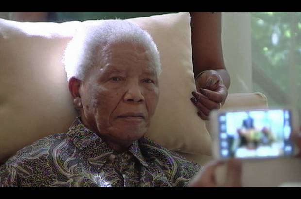 AP - "Nunca, nunca y nunca otra vez, debería ocurrir que esta tierra hermosa experimente la opresión de una persona por otra": Mandela