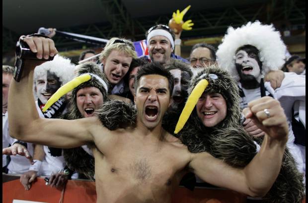 Reuters - La felicidad de los hinchas de Nueva Zelanda, acompañados por el jugador Rory Fallon.