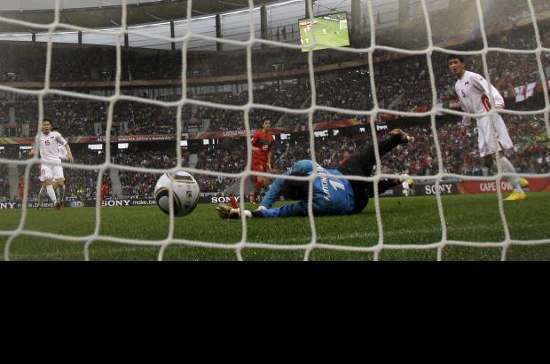AP - El cuarto tanto de los europeos fue de Tiago en el minuto 60, quien repitió a los 89 con el séptimo gol para liquidar el compromiso.