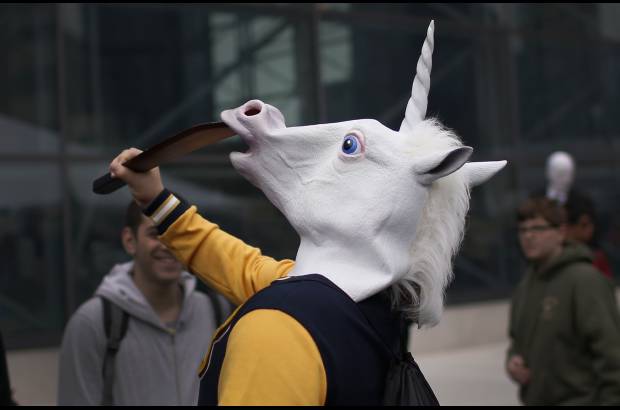 RE - Un fan&#225;ntico con una m&#225;scara de unicornio llega a la convenci&#243;n de Comic-Con en Nueva York.