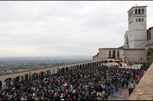 Reuters - El Papa Francisco celebra una misa en la Bas&#237;lica de San Francisco de Asis en Itali. Muchas personas asisten a la ceremonia.