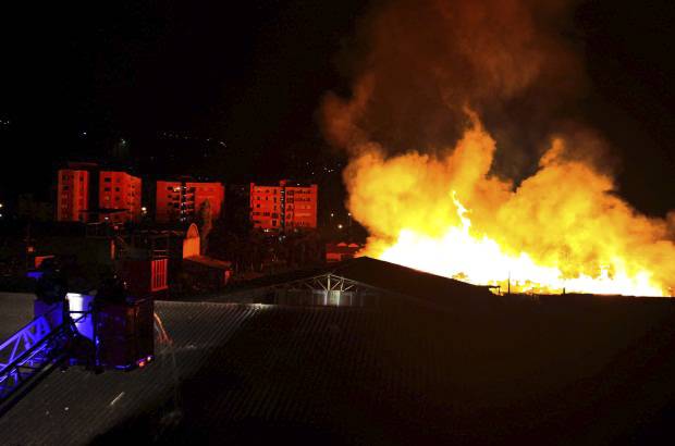Manuel Saldarriaga - El incendio se presentó en la madrugada de este miércoles en el barrio Primavera del Municipio de Envigado. La conflagración comenzó en un deposito de maderas y las llamas alcanzaron cerca de 30 metros.