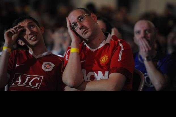 Reuters - Los de Ferguson noquearon al Barsa durante los primeros 10 minutos. Acorralados por el empuje de los ingleses y una presión asfixiante, el equipo de Guardiola capeó el temporal como pudo.