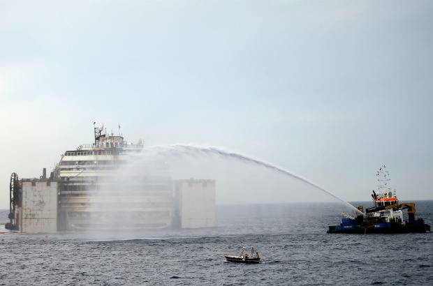 AP - Además, dos barcos de las organizaciones ecologistas Greenpeace y Legambiente navegarán junto al Concordia y realizarán análisis periódicos del agua para vigilar que el mar no sufra ningún tipo de contaminación.
