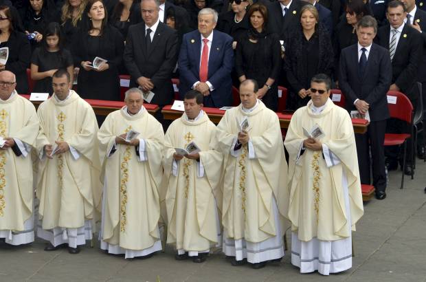 Andrés Piscov - El presidente Juan Manuel Santos, su esposa, María Clemencia Rodríguez y la canciller, María Ángela Holguín, este domingo en la ceremonia de canonización de la Madre Laura Montoya Upegui, en la Plaza de San Pedro.