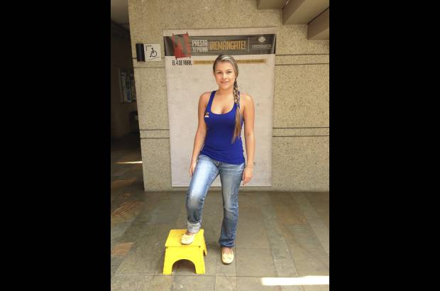 Catalina Hernández Osorio - Carolina Arbélaez, empleada del CES. "Apoyo la campaña como una forma de rechazar el uso de minas antipersonal".