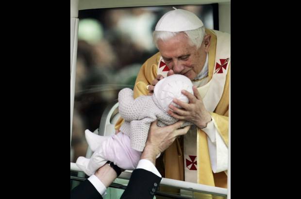 Reuters - Benedicto XVI se&#241;al&#243; que este a&#241;o se cumple el d&#233;cimo aniversario de la beatificaci&#243;n de Jacinta y Francisco, dos de los tres ni&#241;os videntes; el quinto de la muerte de Luc&#237;a, la otra ni&#241;a vidente y que transmiti&#243; el llamado Secreto de F&#225;tima; y el centenario del nacimiento de Jacinta.