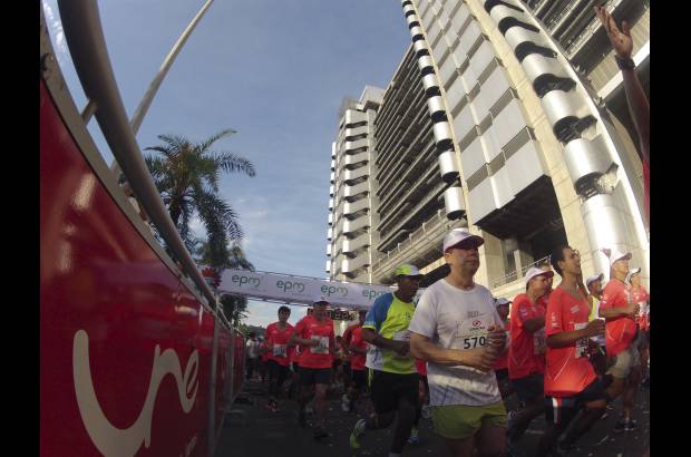 Esteban Jaramillo y Sebastián Salazar - Más de 10 mil competidores se dieron cita en esta histórica cita deportiva que se corría en las modalidades de 5, 10, 21 y 42 kilómetros.