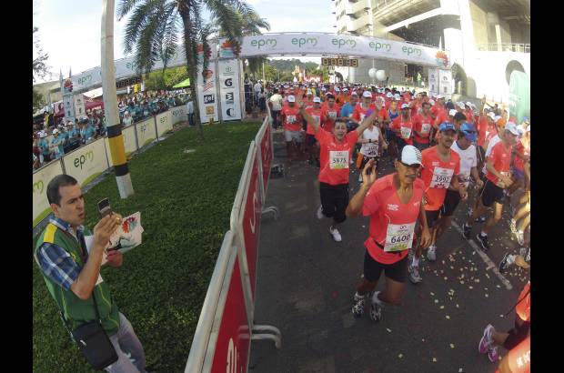 Esteban Jaramillo y Sebastián Salazar - Más de 10 mil competidores se dieron cita en esta histórica cita deportiva que se corría en las modalidades de 5, 10, 21 y 42 kilómetros.