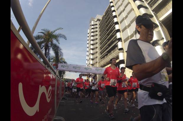 Esteban Jaramillo y Sebastián Salazar - Más de 10 mil competidores se dieron cita en esta histórica cita deportiva que se corría en las modalidades de 5, 10, 21 y 42 kilómetros.