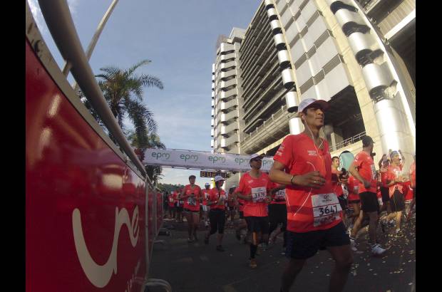 Esteban Jaramillo y Sebastián Salazar - Más de 10 mil competidores se dieron cita en esta histórica cita deportiva que se corría en las modalidades de 5, 10, 21 y 42 kilómetros.