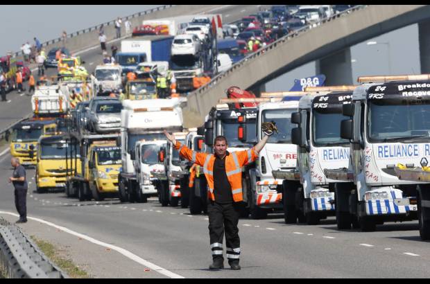 Reuters - Un trabajador del grupo de rescate trata de organizar las gr&#250;as que participaron en la atenci&#243;n del siniestro.