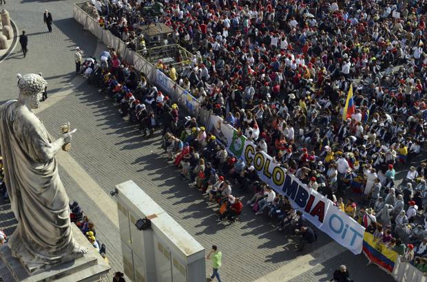 Andrés Piscov - Cientos de colombianos asistieron este domingo a la Plaza de San Pedro, para presenciar la ceremonia de canonización de la Madre Laura Montoya Upegui.