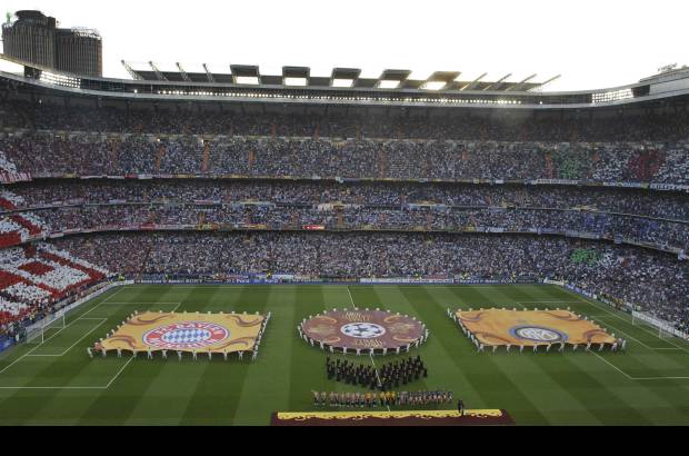 AP - La bienvenida para los dos equipos con un marco impresionante.