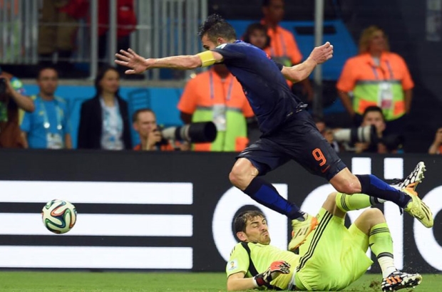 - El error de Casillas ante van Persie en el juego Espa&#241;a 1-Holanda 5.