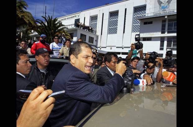 Reuters - &quot;Se&#241;ores, si quieren matar al presidente, aqu&#237; est&#225;: m&#225;tenme si si les da la gana, m&#225;tenme si tienen valor, en vez de estar en la muchedumbre, cobardemente escondidos&quot;, dijo Correa visiblemente exaltado al hablar en el Regimiento Quito.