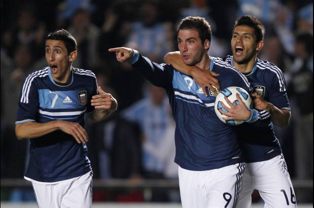 Reuters - Diego P&#233;rez adelant&#243; a los uruguayos a los seis minutos aprovechando la debilidad de Argentina. Gonzalo Higua&#237;n empat&#243; a los 17 de cabeza tras recibir una entrega milim&#233;trica de Messi.