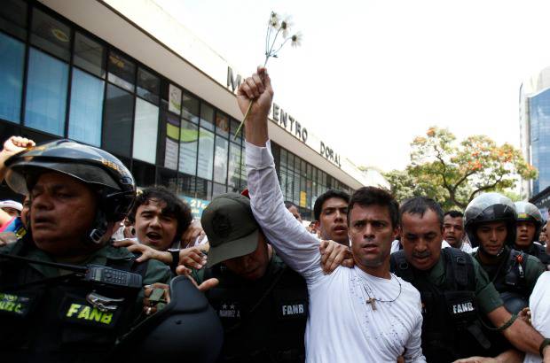 AP - &quot;No arriesgar&#233; a nadie, no caigamos en violencia&quot;, dijo L&#243;pez a sus seguidores antes de que lo montaran en un veh&#237;culo blindado de la Guardia Nacional.