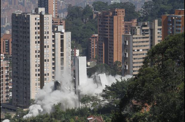 Edwin Bustamante - Atila Demoliciones, empresa colombiana, fue la empresa encargada de la implosi&#243;n.