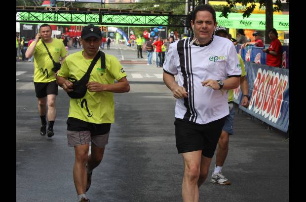 Donaldo Zuluaga - El ministro del Interior y Justicia, Germ&#225;n Vargas Lleras, sorprendi&#243; a los participantes en la Media Marat&#243;n de Medell&#237;n, a la que le apunt&#243; a los 21 kil&#243;metros.