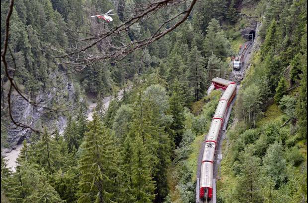 AFP - El accidente ocurri&#243; entre Tiefencastel y Solis, al sureste de Zurich. Cerca de 200 personas iban a bordo del tren al momento del accidente, el cual ocurri&#243; tras fuertes lluvias en la regi&#243;n.