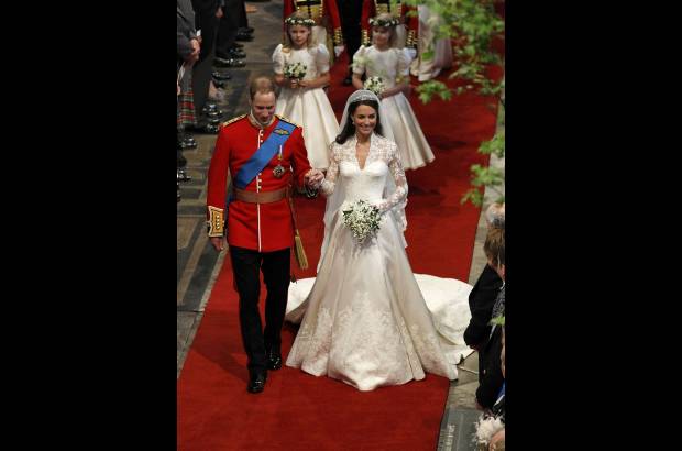 Reuters - La novia, que llev&#243; el pelo suelto, destac&#243; por su elegancia con un traje dise&#241;ado por Sarah Burton, directora creativa de la firma Alexander McQueen, el fallecido dise&#241;ador brit&#225;nico.