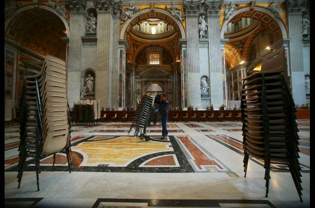 Reuters - Un trabajador acomoda las sillas dentro de la bas&#237;lica de San Pedro durante los preparativos para la elecci&#243;n del nuevo Papa en El Vaticano.
