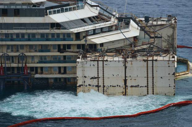 AFP - En una de las operaciones de salvamento más grandes de la historia, los técnicos insuflaron aire en 30 cajas grandes de metal, o "sponsons", adosadas al casco de 114.500 toneladas. El aire forzó a salir el agua de los "sponsons" y reflotó lentamente la embarcación.