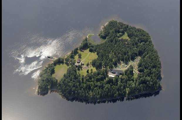 AP - Noruega tambi&#233;n sufri&#243; con un tiroteo en un campamento de juventudes socialdem&#243;cratas (UAF) en la isla de Ut&#248;ya, cercana a la capital, donde hubo por lo menos cuatro muertos.