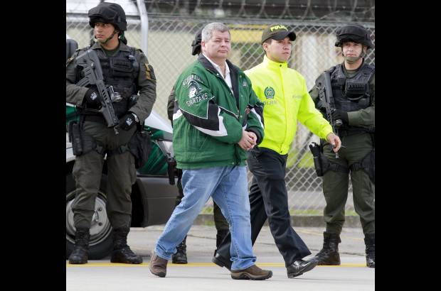 Colprensa - En un avión de la DEA fue traslado a Estados Unidos, este jueves por la mañana, Camilo Torres Martínez, alias "Fritanga", junto a otras seis personas para que respondan ante una Corte Federal de La Florida por el delito de narcotráfico.