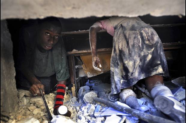 Reuters - Esta impactante imagen titulada Death of Innocence (muerte de la inocencia) y tomada por Carol Guzy del Washington Post, muestra a un hombre haitiano tratando de rescatar con vida a una profesora de las ruinas del colegio en el que trabajaba, mientras el cad&#225;ver de una colegiala yace tendido sobre su pupitre.