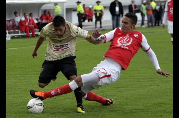 Colprensa - Santa Fe le cortó el vuelo a las Águilas. En Bogotá, los del sur del Valle de aburrá cayeron 3-2.