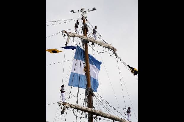 Reuters - NML Capital ofreci&#243; dejar en libertad el barco si el gobierno argentino depositaba una garant&#237;a de 20 millones de d&#243;lares. El Ejecutivo calific&#243; la situaci&#243;n de extorsi&#243;n y argument&#243; que los nav&#237;os militares son inmunes a ser decomisados como garant&#237;a.
