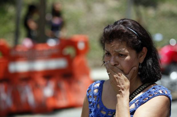 FOTOS MANUEL SALDARRIAGA - Los habitantes de los apartamentos del conjunto residencial Colores de Calasania de Medellín terminaron de evacuar la propiedad.