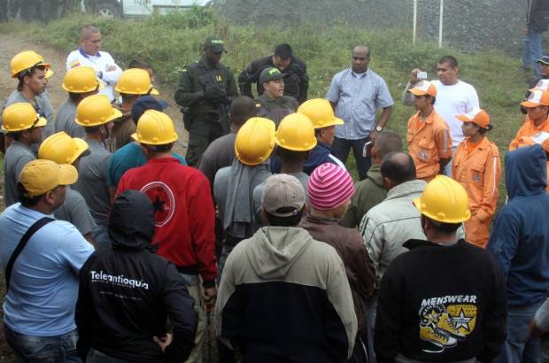 Foto cortes&#237;a Polic&#237;a Antioquia - La evacuaci&#243;n en la vereda Los Asientos de Buritic&#225; fue ordenada por la Gobernaci&#243;n debido al inminente riesgo de deslizamiento en una monta&#241;a.
