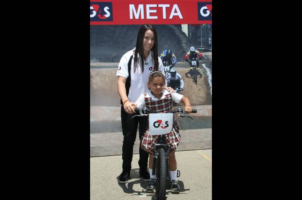 Juan Antonio S&#225;nchez - Con mucha paciencia, la bicicrosista atendi&#243; a los que se le acercaban en busca de una foto o un aut&#243;grafo.