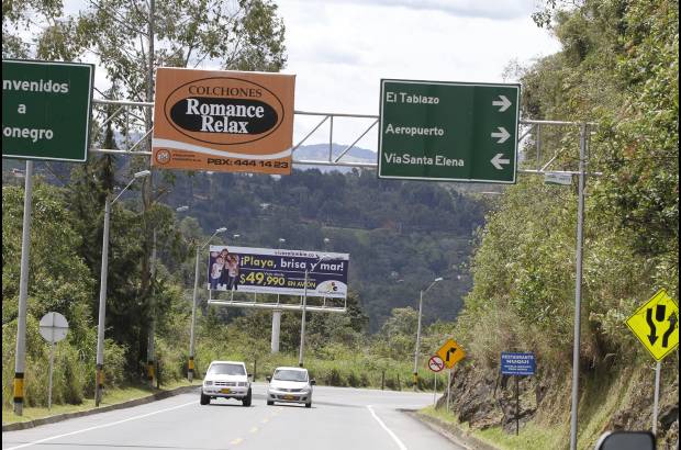 Donaldo Zuluaga Velilla - En la variante Las Palmas, entre Sancho Paisa y la glorieta del aeropuerto, est&#225; esta valla que anuncia la vereda El Tablazo, de Rionegro, a la derecha. El nombre de El Tablazo solo vuelve a aparecer poco antes de llegar a esta vereda, cuando ya han pasado varios giros a la derecha.