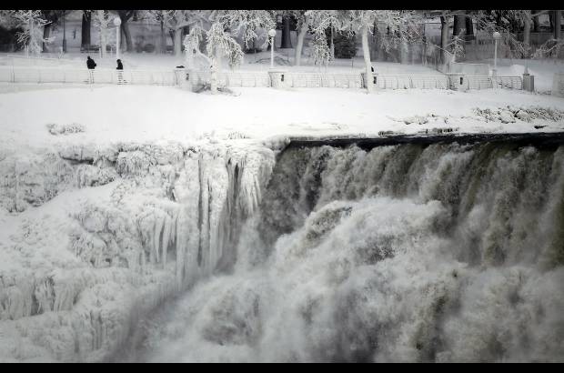 Reuters - Las cataratas del Ni&#225;gara, uno de los mayores atractivos tur&#237;sticos de Estados Unidos y Canad&#225;, tambi&#233;n sufri&#243; el impacto de los fuertes vientos, las nevadas y el v&#243;rtice polar que azota a estos pa&#237;ses y ha afectado a m&#225;s de 240 millones de personas.