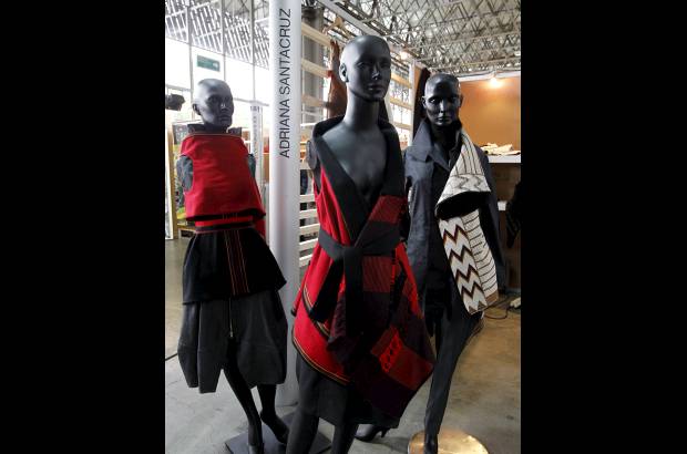 - Las ruanas de la diseñadora Adriana Santacruz también se pueden conseguir en la feria Expoartesano que termina este domingo.
