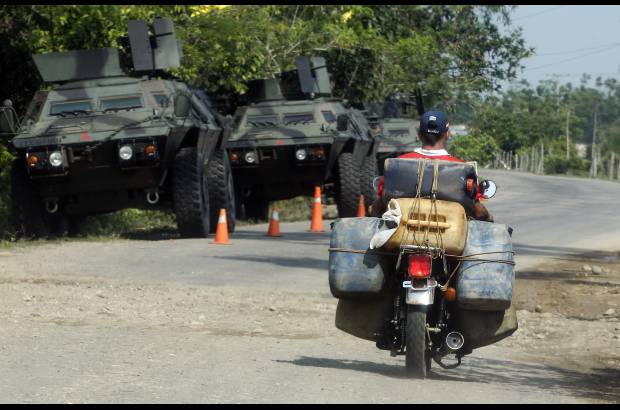 JAIME P&#201;REZ - Pasan los contrabandistas al paso del Ej&#233;rcito en El Catatumbo.