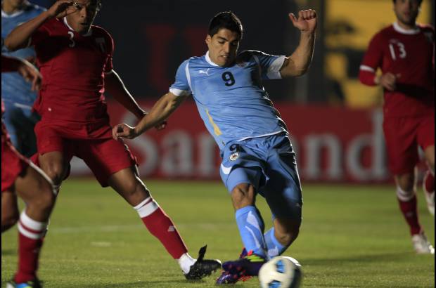 Reuters - Uruguay, uno de los favoritos para ganar el t&#237;tulo, igual&#243; a los 45 minutos con tanto del delantero Luis Su&#225;rez.