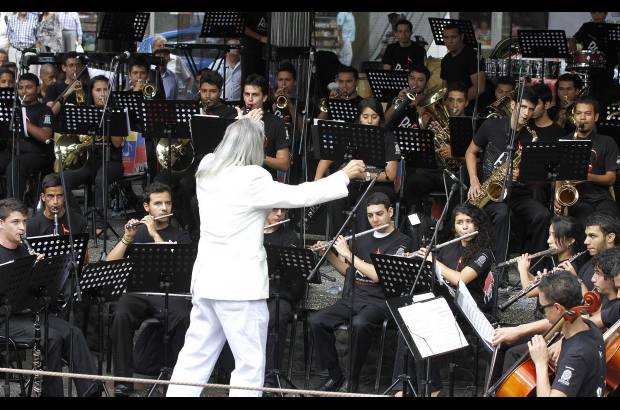 - La dirección de los jóvenes músicos estuvo a cargo del maestro Marco Antonioo Castro, director de la Orquesta Sinfónica de la Universidad de Antioquia. Castro lleva 38 años dirigiendo las retretas.
